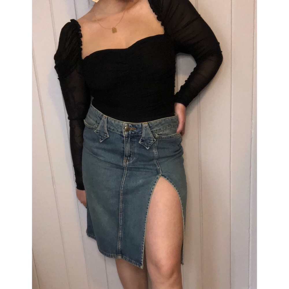Jean skirt with deep slit